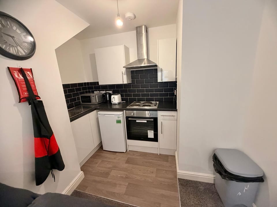 Modern 1-Bed Flat with Workspace and Free Parking Apartment in Stoke-on-Trent