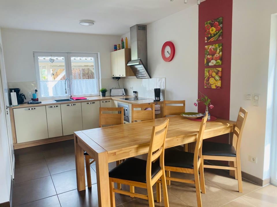 Dining area, Food, kitchen
