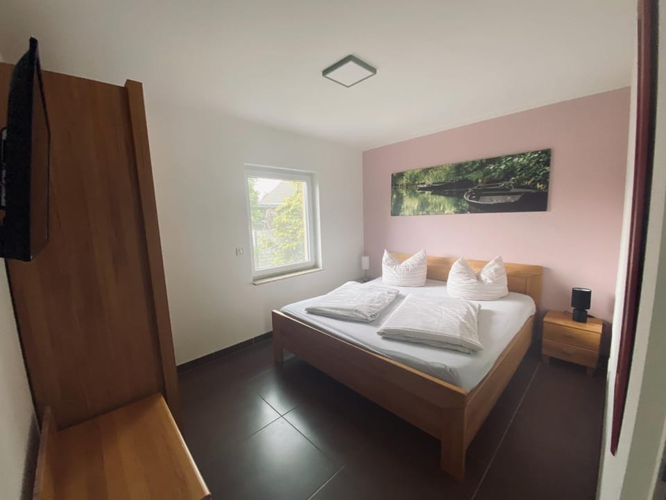 Bed, TV and multimedia, Photo of the whole room, Bedroom, Family, wardrobe