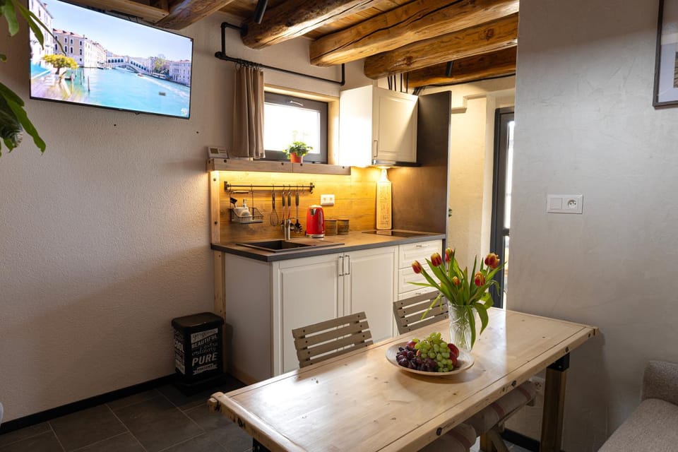 Kitchen or kitchenette, Dining area
