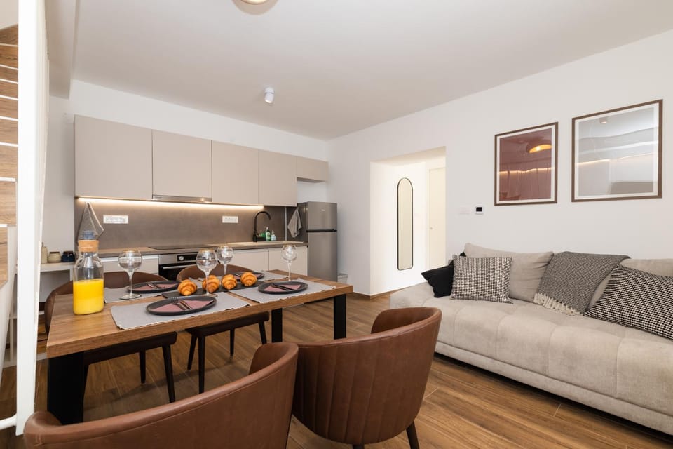 Coffee/tea facilities, Kitchen or kitchenette, Living room, Food and drinks, Seating area, Dining area