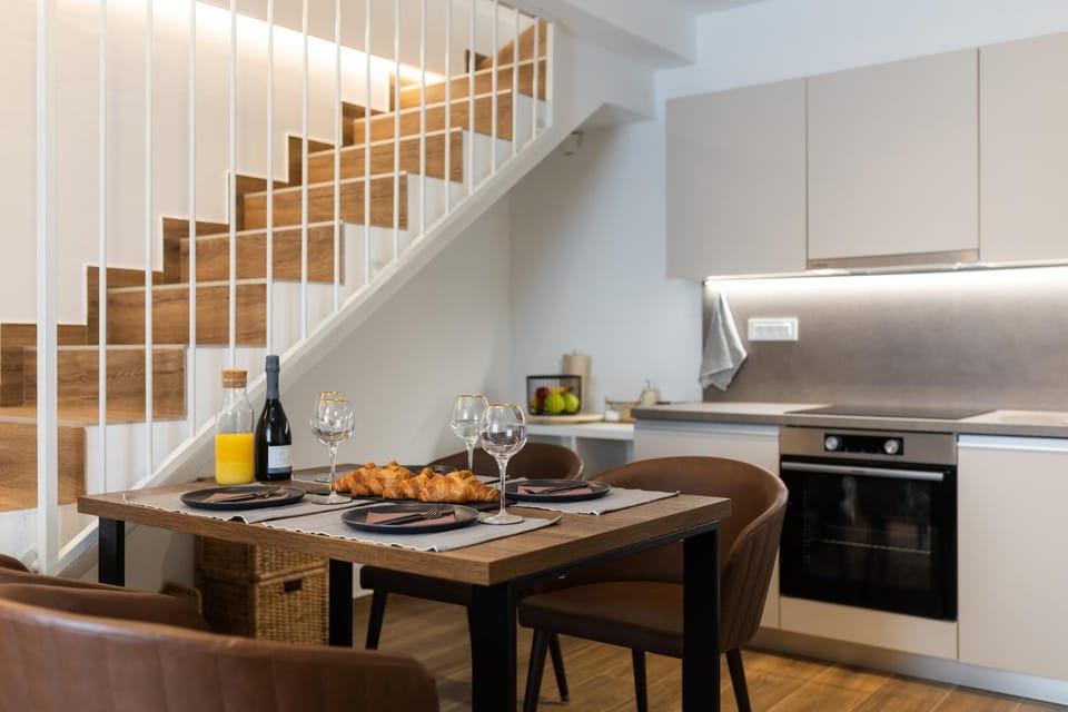 Coffee/tea facilities, Kitchen or kitchenette, Food and drinks, Dining area, stove