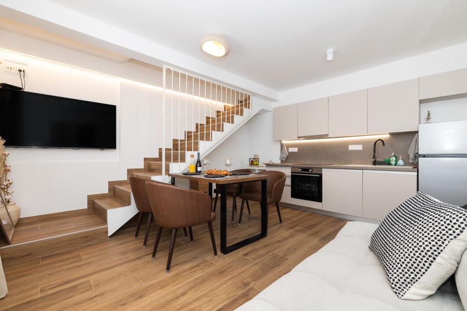 TV and multimedia, Kitchen or kitchenette, Living room, Seating area, Dining area, oven