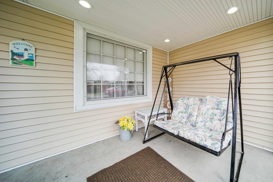 Walk to Edinboro Lake Cozy Cottage with Porch! House in Edinboro