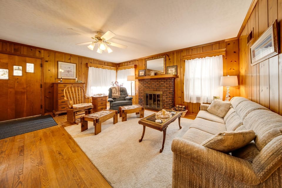 Walk to Edinboro Lake Cozy Cottage with Porch! House in Edinboro