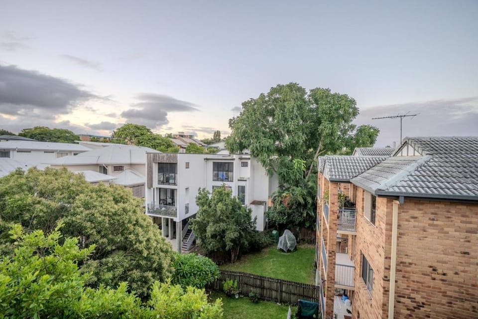 Sleeps 8 Near UQ 10 mins CBD Dual Living Apartment in Indooroopilly
