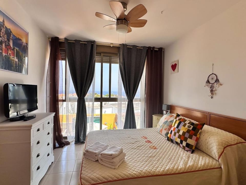Bed, TV and multimedia, Photo of the whole room, Decorative detail, Bedroom, Garden view, Sea view