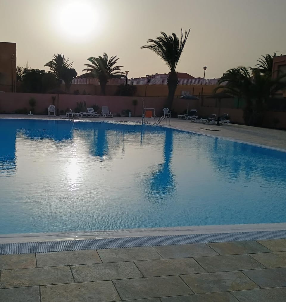 Swimming pool, sunbed