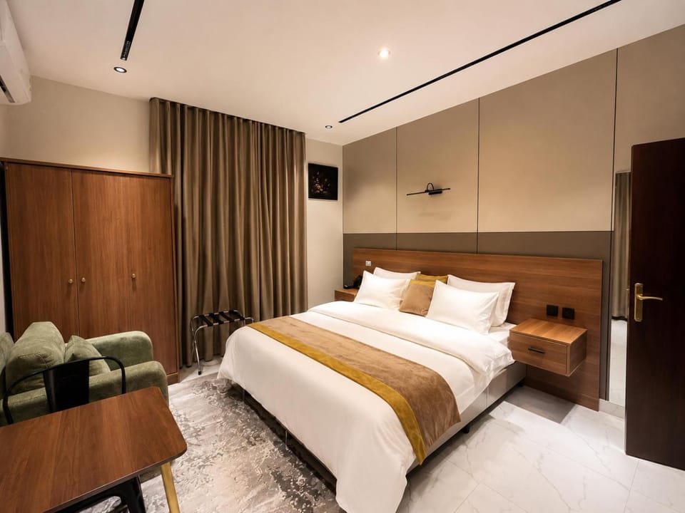 Bed, TV and multimedia, Living room, Photo of the whole room, Seating area, Bedroom, wardrobe