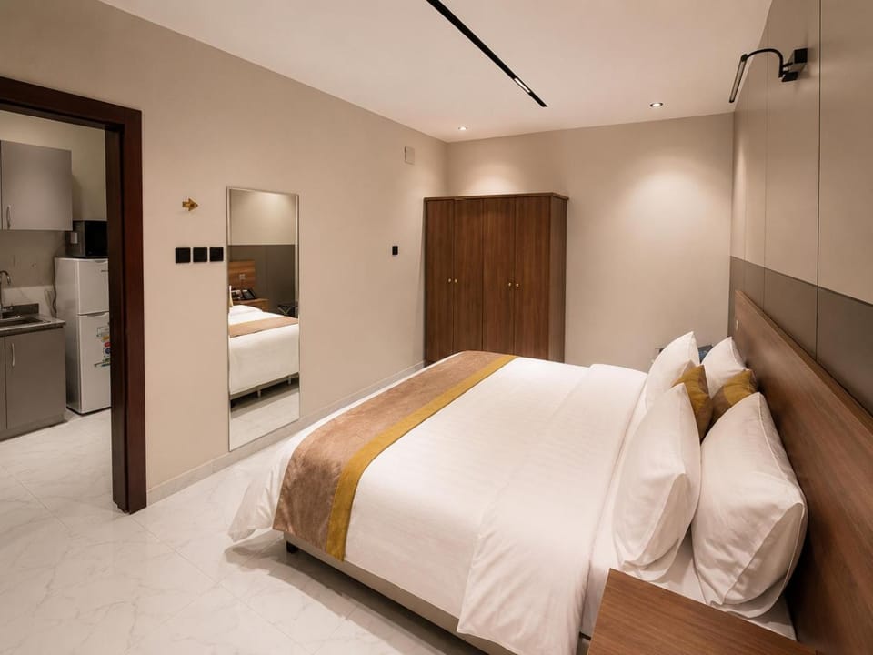 Bed, Bathroom, Kitchen or kitchenette, Photo of the whole room, Bedroom, wardrobe