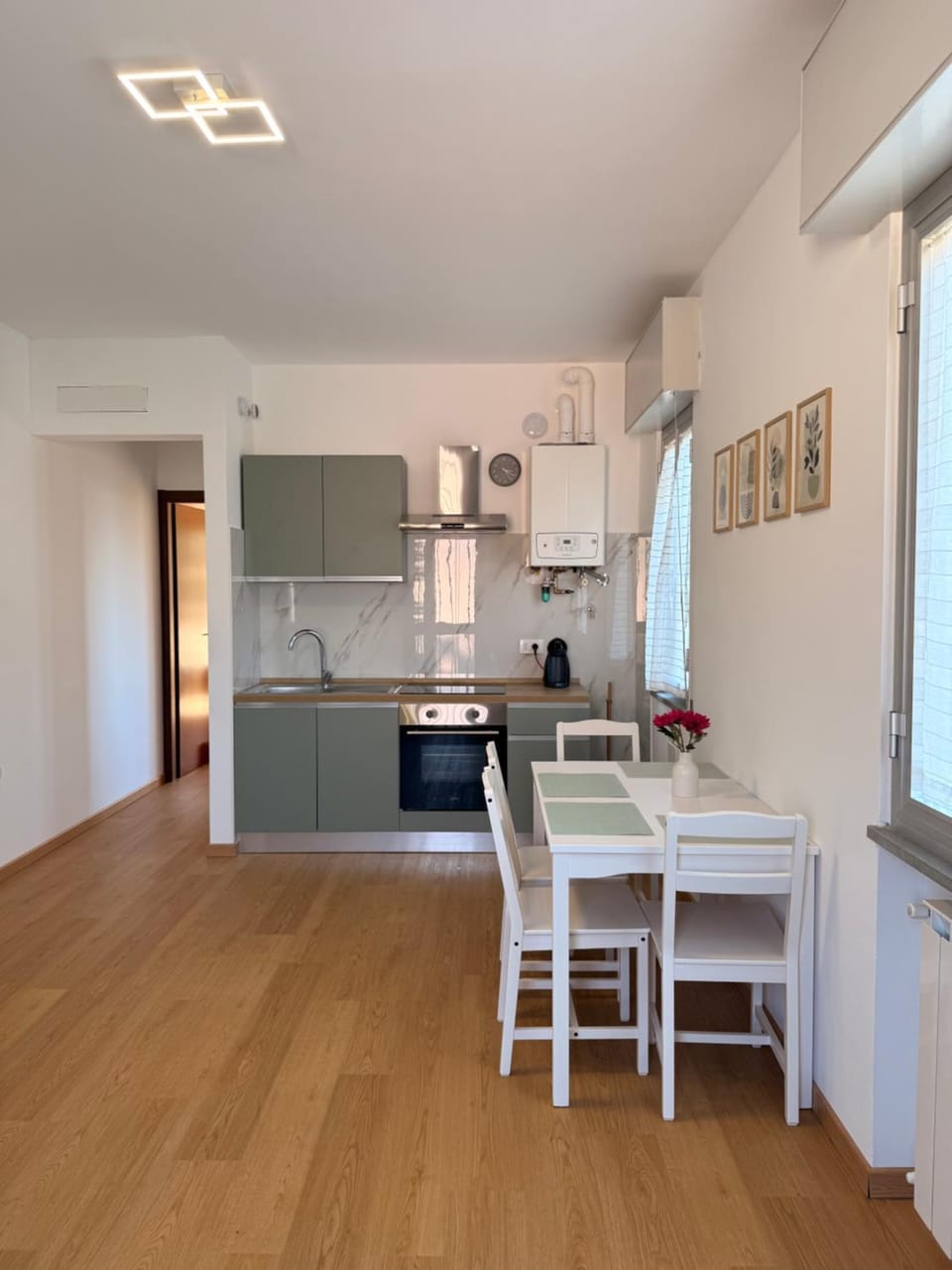 Kitchen or kitchenette, Dining area, oven, stove