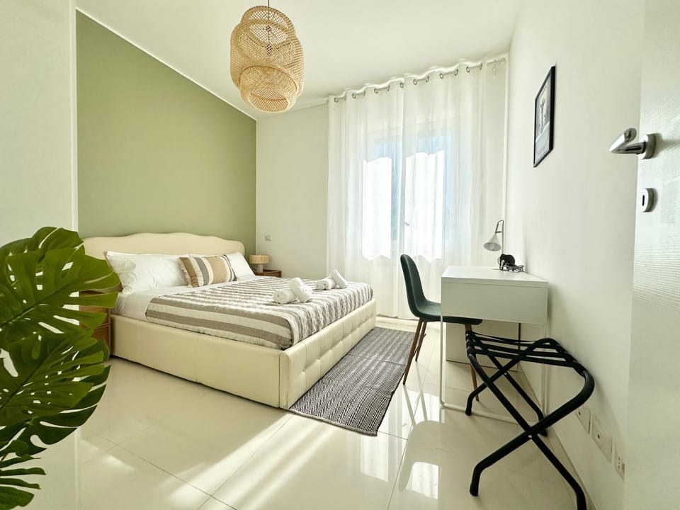 Photo of the whole room, Bedroom