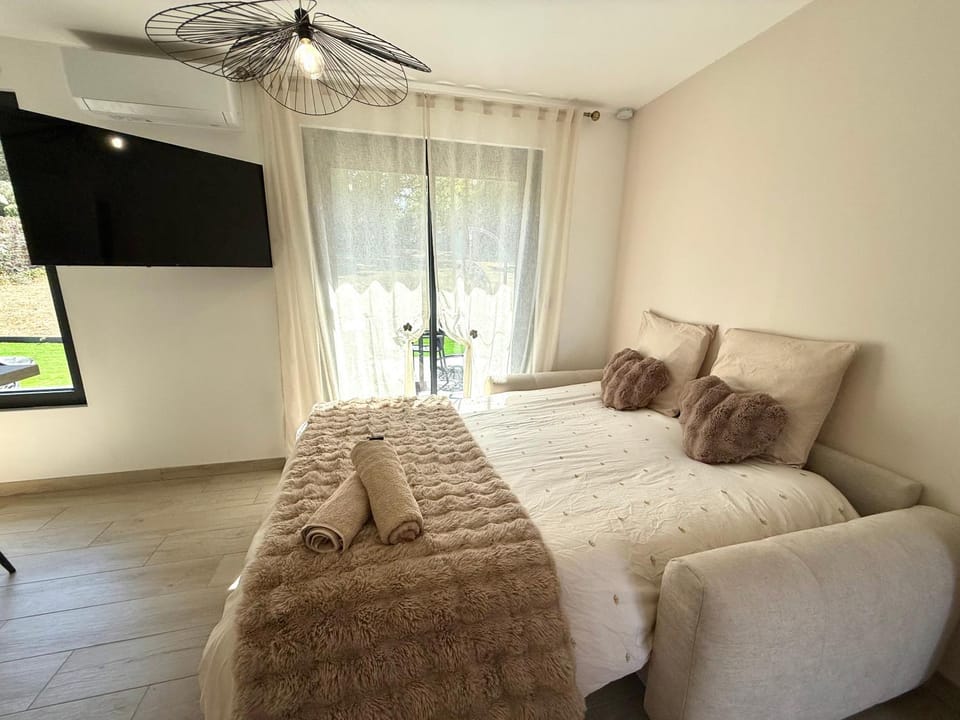 Le Refuge Douillet à 10min du parc Disneyland, Belle terrasse avec Parking & Jardin privé, air conditioning Apartment in Île-de-France