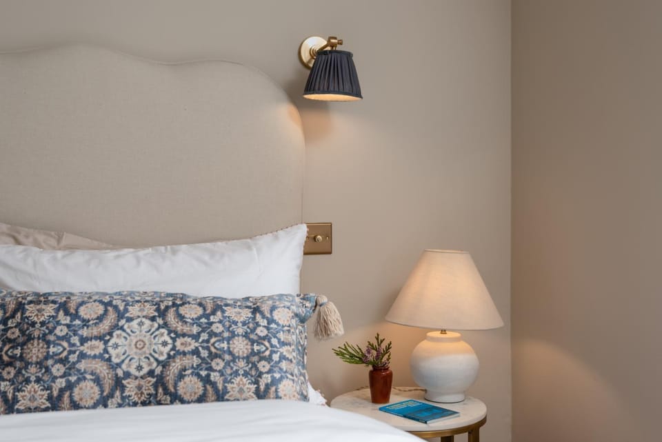 The Wee Alba - Luxury Central Pitlochry 2-Bed Flat with Cosy Fire Apartment in Pitlochry