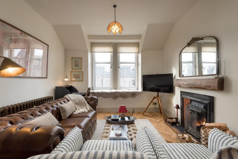 The Wee Alba - Luxury Central Pitlochry 2-Bed Flat with Cosy Fire Apartment in Pitlochry