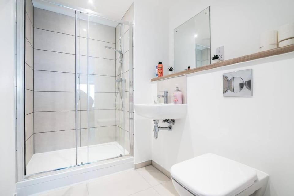 Central Manchester 2-Bed Stylish High-Rise Flat Apartment in England