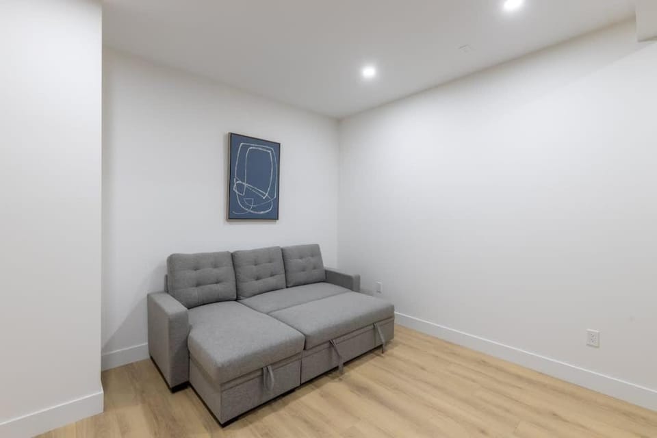 Elegant 4BR Main Suite Family Friendly with Terrace House in Chilliwack