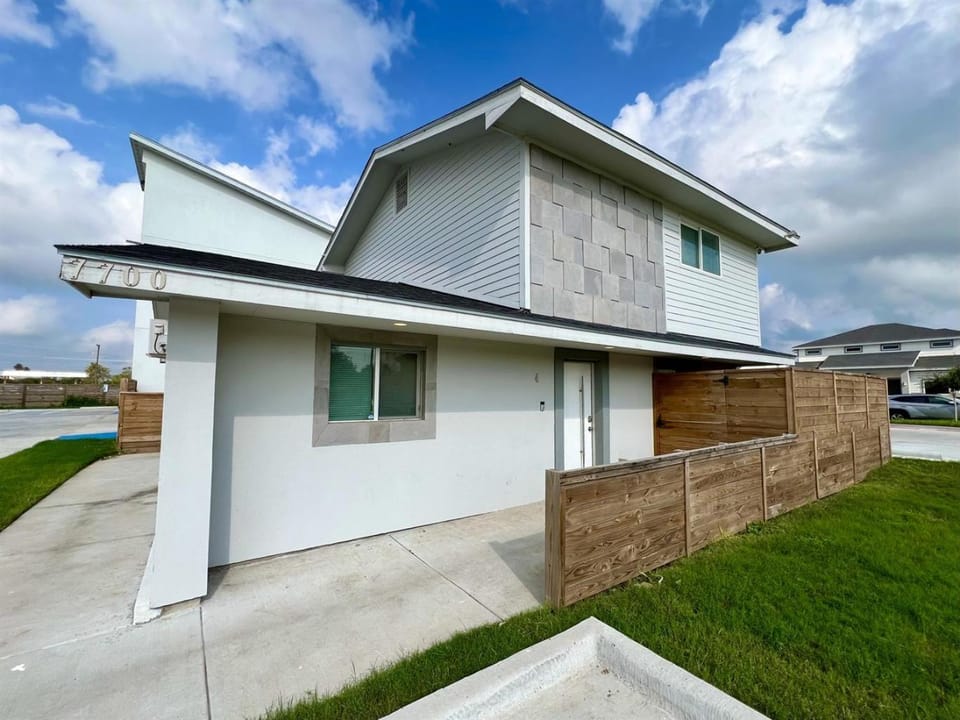 Miramar #4 - Gorgeous and Spacious 3BD2BA - WiFi House in Brownsville