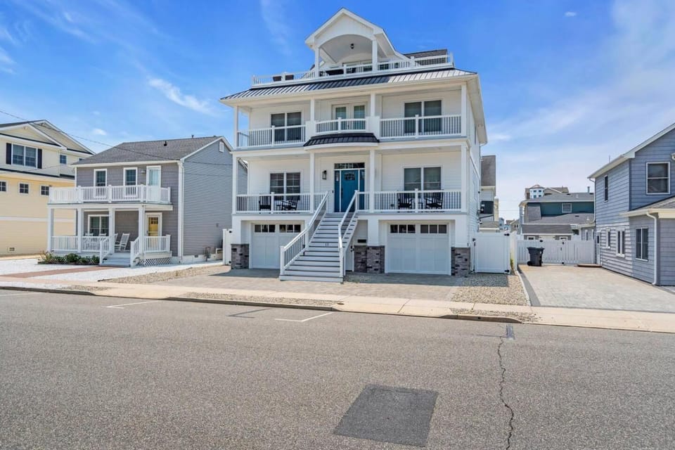 Half Block 2 Beach, 5BR with Pool, Linens & Towels House in Ortley Beach