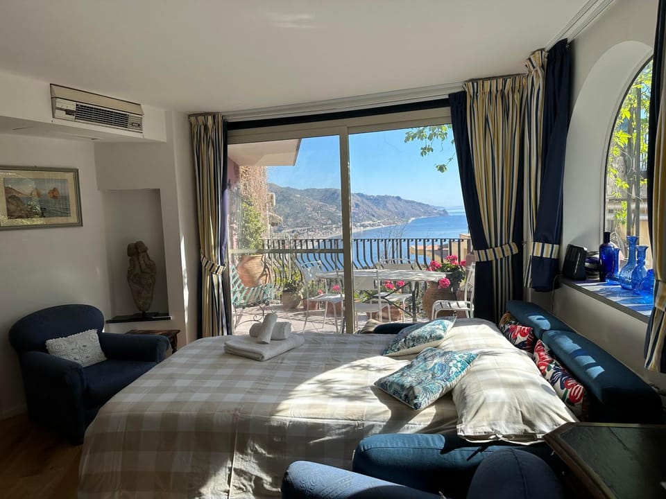 Living room, Sea view