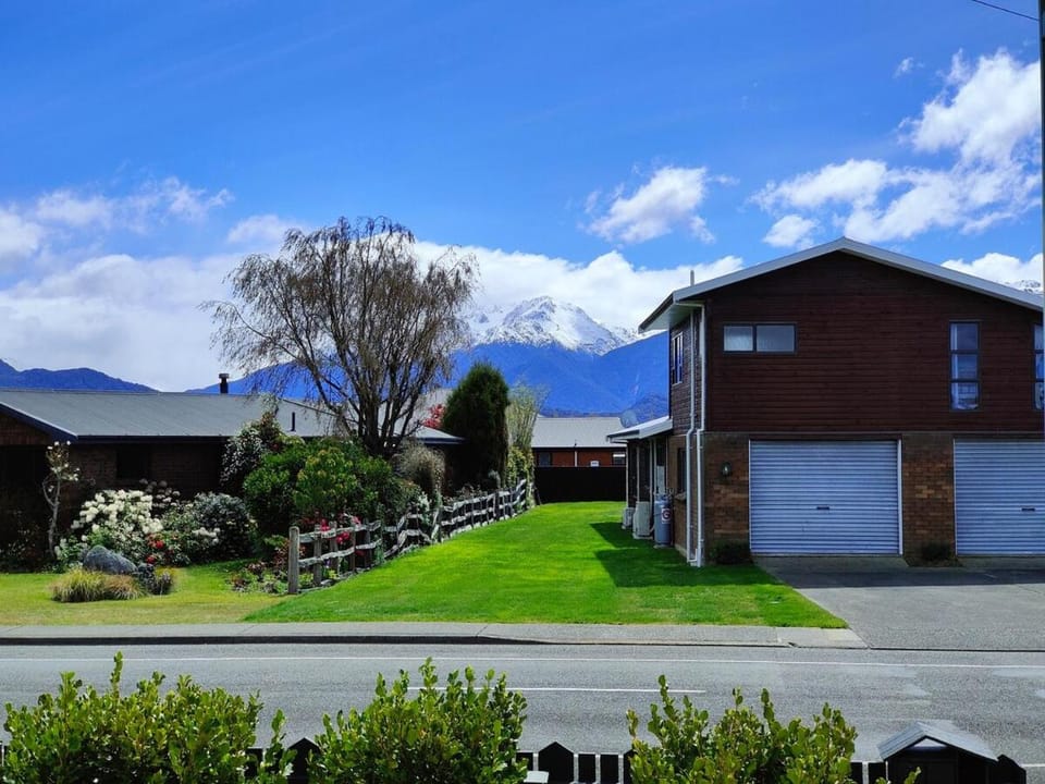 Sunny Peaks Retreat House in Te Anau