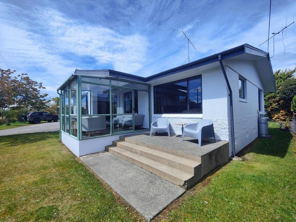 Sunny Peaks Retreat House in Te Anau