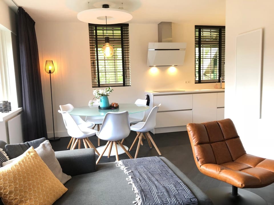 Kitchen or kitchenette, Seating area, Dining area
