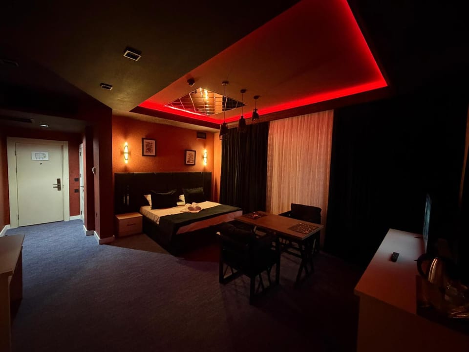 Bed, TV and multimedia, Living room, Photo of the whole room, Seating area, Bedroom