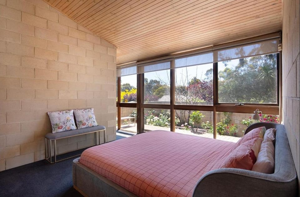 Retro Reservoir Retreat House in Bendigo