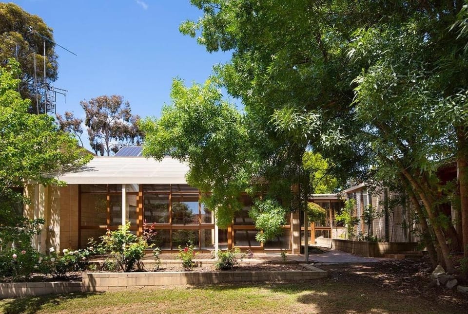 Retro Reservoir Retreat House in Bendigo