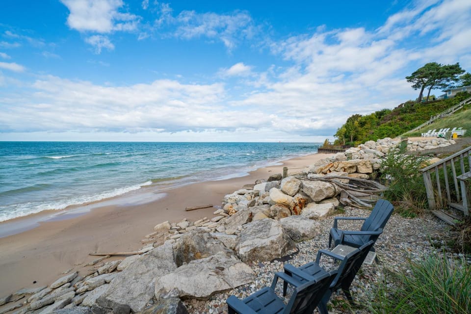 Spacious Modern Farmhouse w/Private Beach, Oversized Hot Tub & Game Room House in South Haven