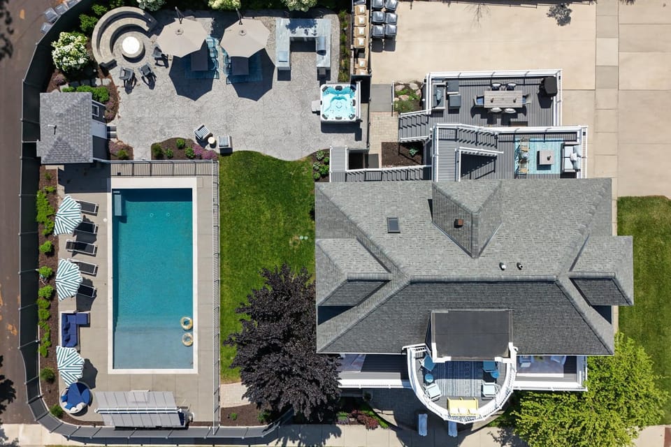 Iconic South Haven Estate - Pool, Hot Tub, Outdoor Kitchen, Game Room & More! House in South Haven