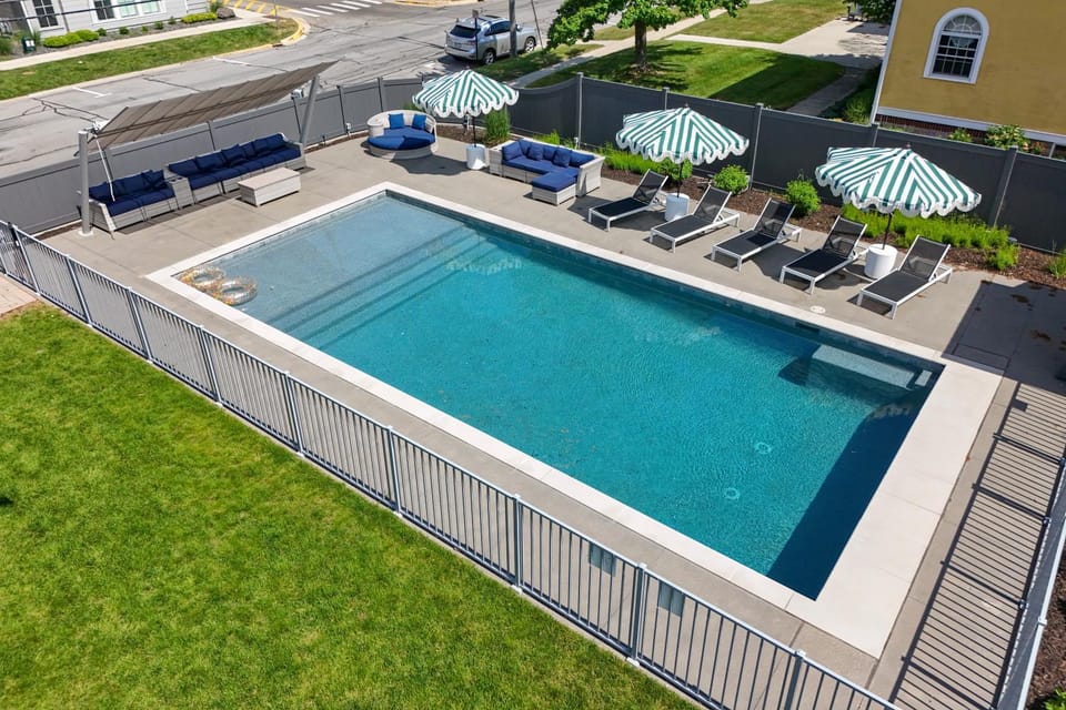 Iconic South Haven Estate - Pool, Hot Tub, Outdoor Kitchen, Game Room & More! House in South Haven