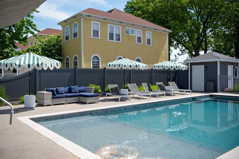 Iconic South Haven Estate - Pool, Hot Tub, Outdoor Kitchen, Game Room & More! House in South Haven