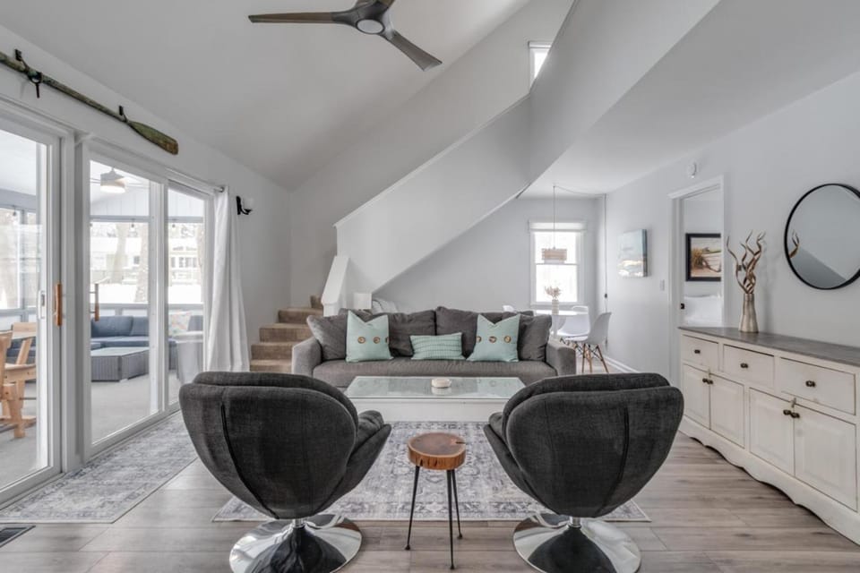 Cozy Retreat with Screened Porch, Fire Pit & Lake Michigan Overlook House in South Haven