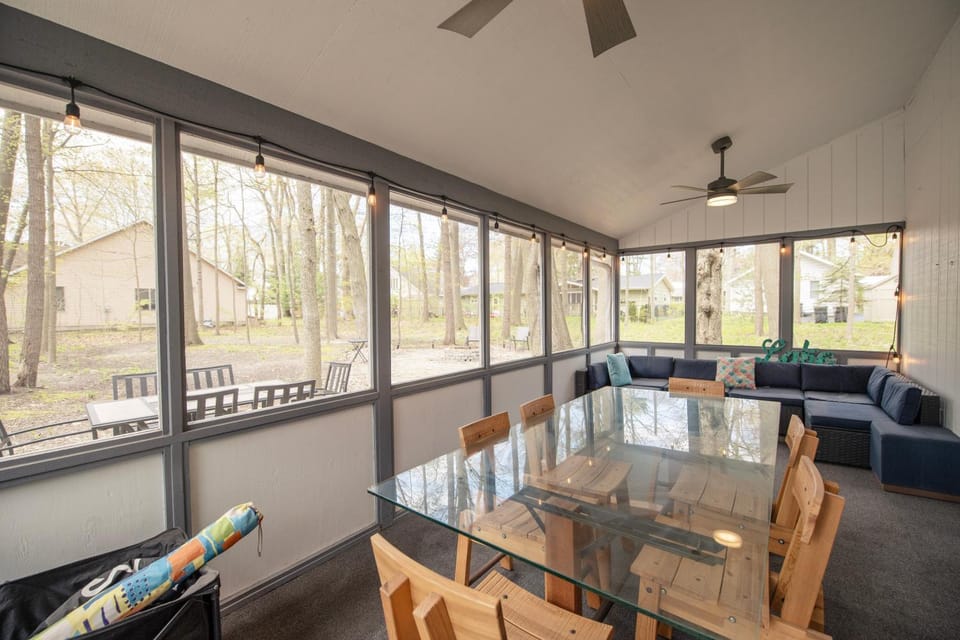Cozy Retreat with Screened Porch, Fire Pit & Lake Michigan Overlook House in South Haven