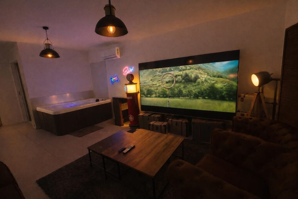 Jacuzzi et cinéma privatif P1 Apartment in Pessac