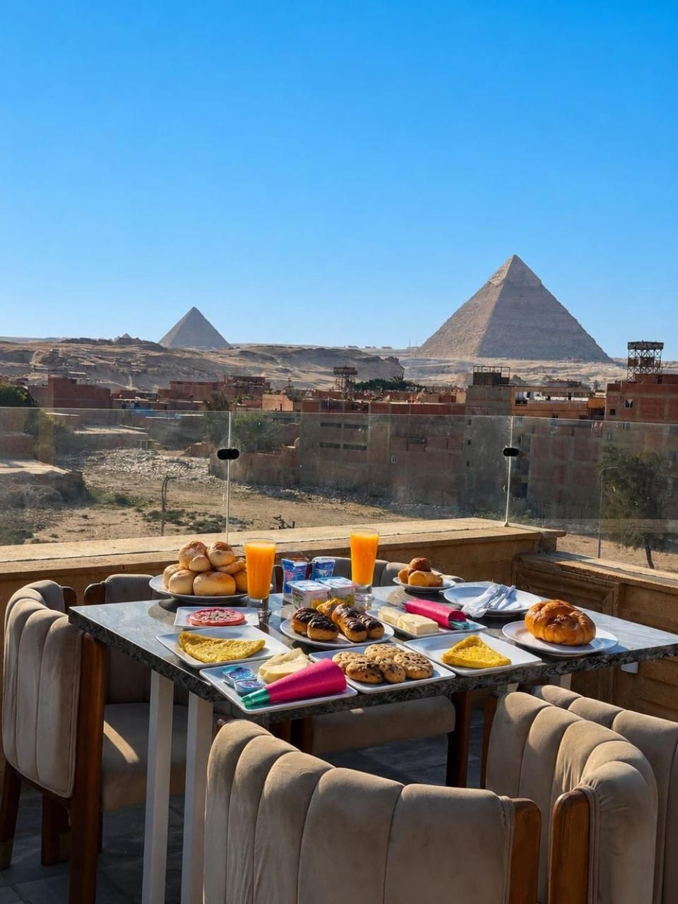 Patio, Restaurant/places to eat, Day, Natural landscape, View (from property/room), Balcony/Terrace, Living room, Food and drinks, Banquet/Function facilities, Seating area, Dining area, Food, Mountain view, Drinks