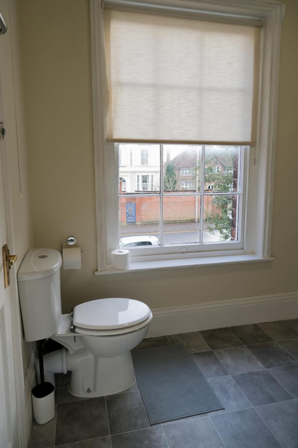 Two Perfect for large groups and secured free parking Apartment in Reading