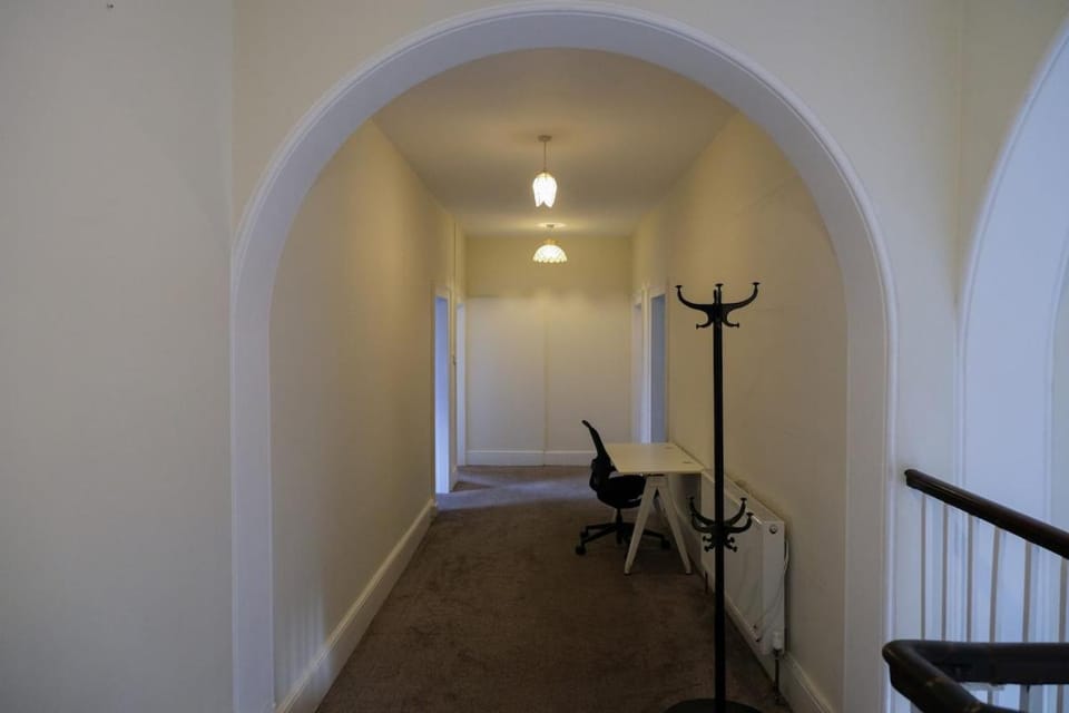 Two Perfect for large groups and secured free parking Apartment in Reading