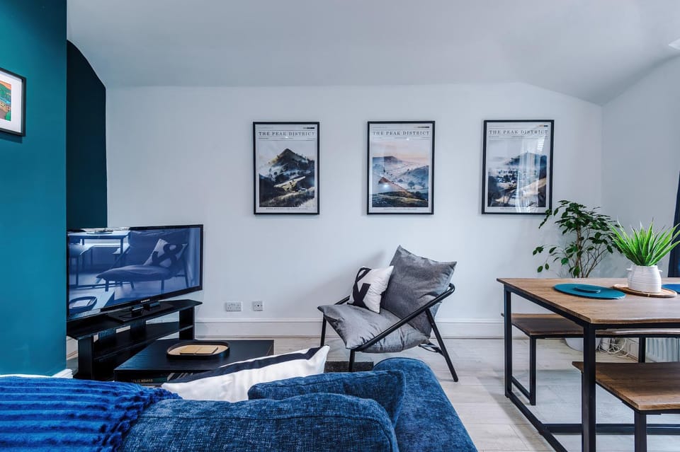 TV and multimedia, Living room, Decorative detail, Seating area, Dining area