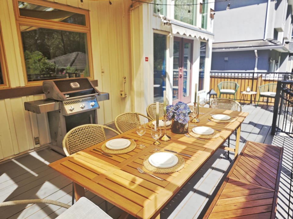 Stylish 5BR Entire House Near Vancouver Sleeps 8, Free Parking Villa in Burnaby
