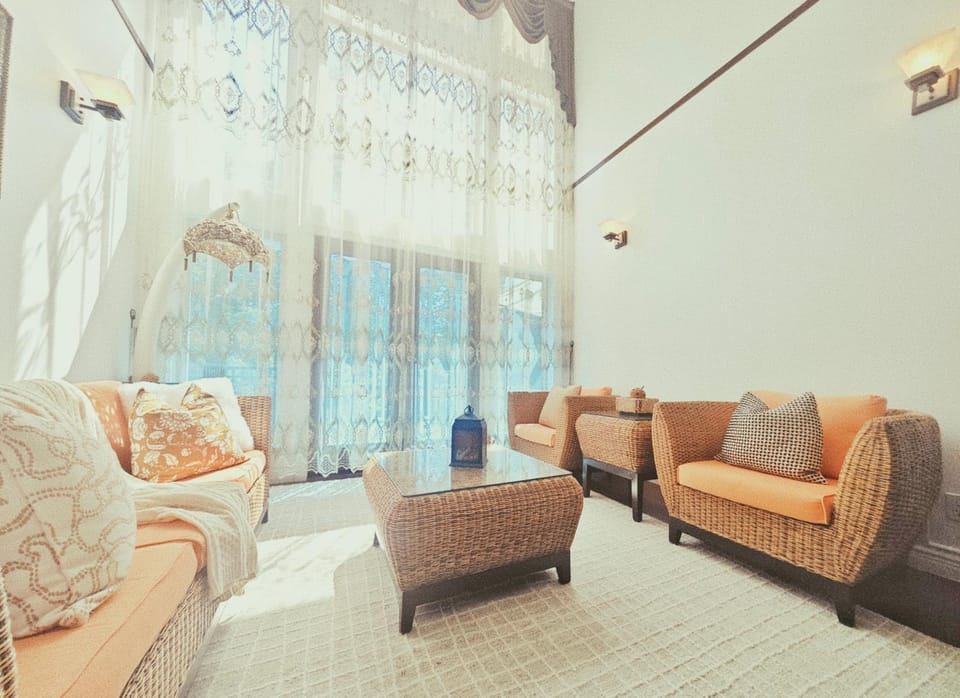 Stylish 5BR Entire House Near Vancouver Sleeps 8, Free Parking Villa in Burnaby