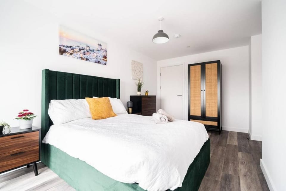 Elegant High Rise Retreat Stylish 2-Bed 2-Bath Apartment in England