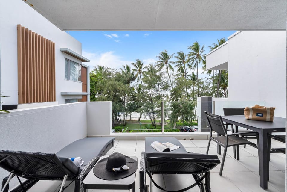 Balcony/Terrace, sunbed