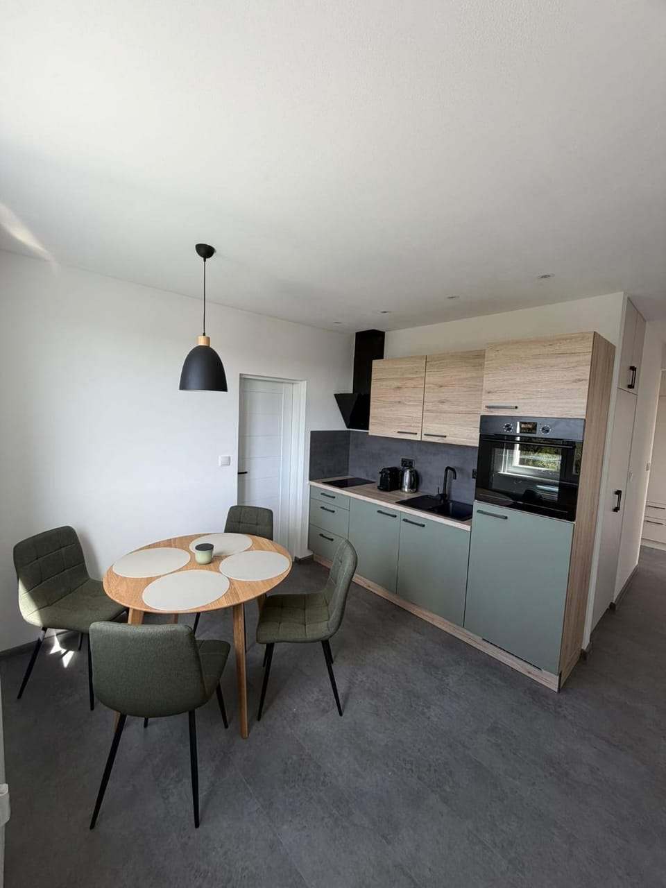 Kitchen or kitchenette, Seating area, Dining area, minibar, oven, pet friendly, stove