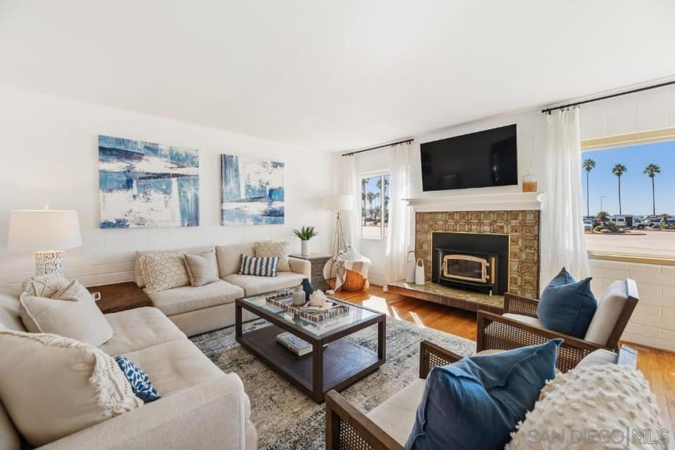 Shores Coastal Dream - Walk to Beach House in La Jolla Shores