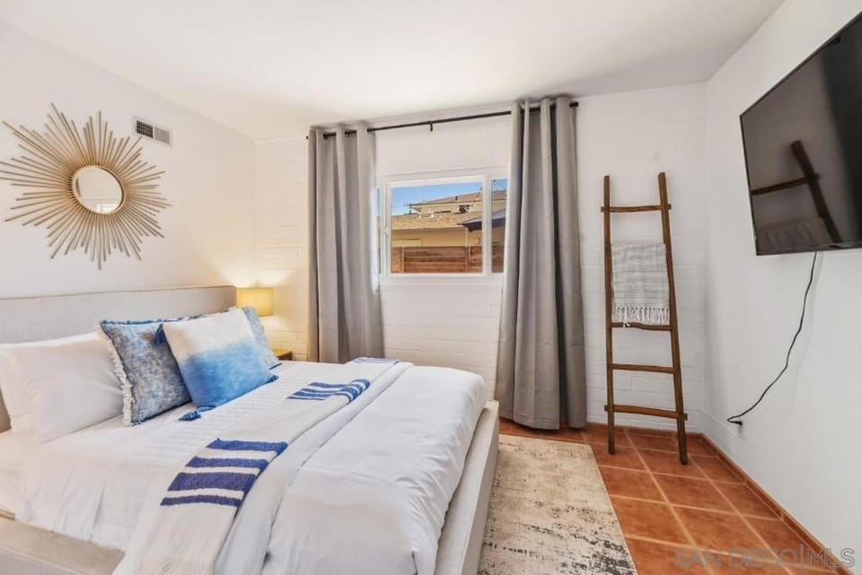 Shores Coastal Dream - Walk to Beach House in La Jolla Shores