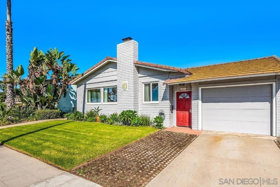 Shores Coastal Dream - Walk to Beach House in La Jolla Shores