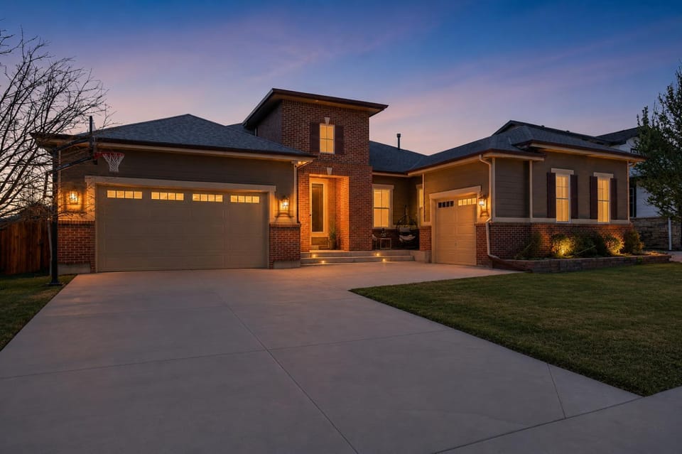 Prime Location EV Outlet Pets Ok - Sleeps 14 House in Colorado